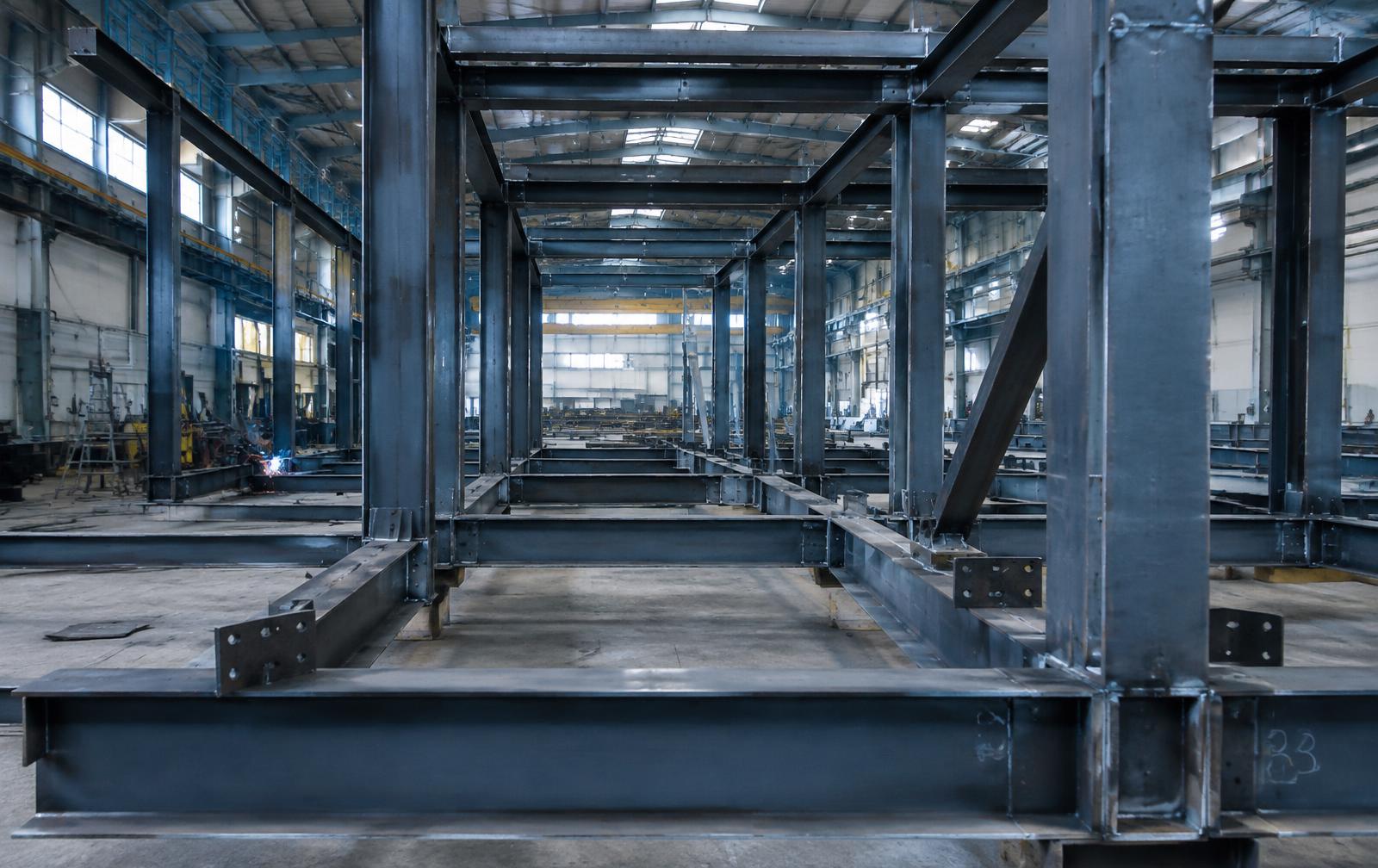 Estructura metálica soldada en nave de fabricación industrial